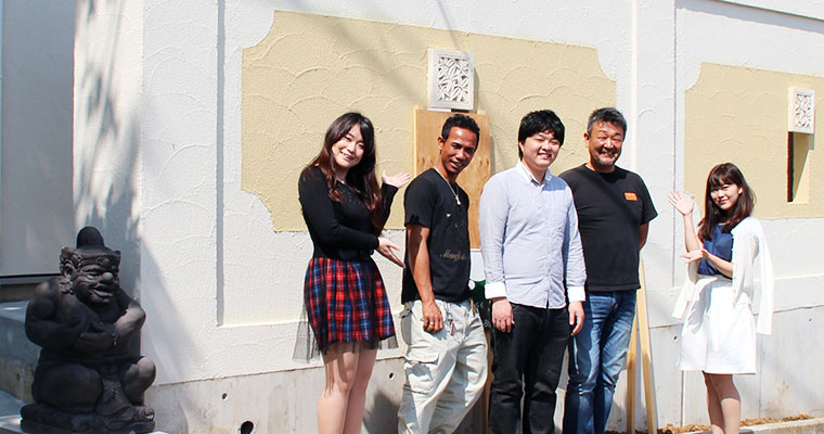 ウチコミ！女子と鈴木オーナー、鎌田社長の記念写真