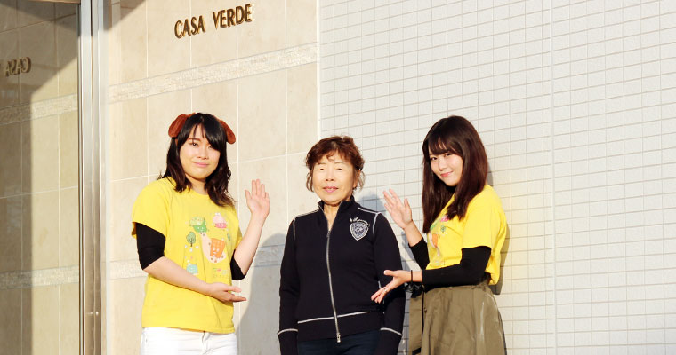 ウチコミ！宣伝部と小島オーナーの記念写真
