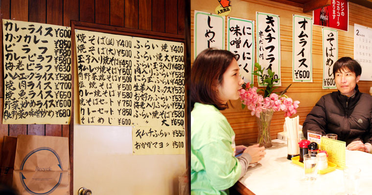 左：メニュー　右：お店の中です