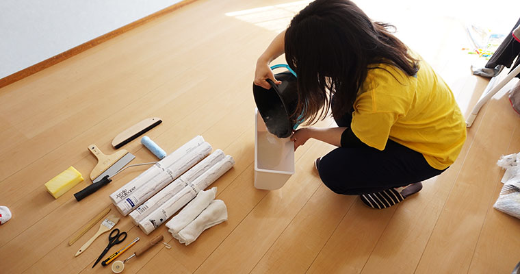 壁紙貼りの準備中