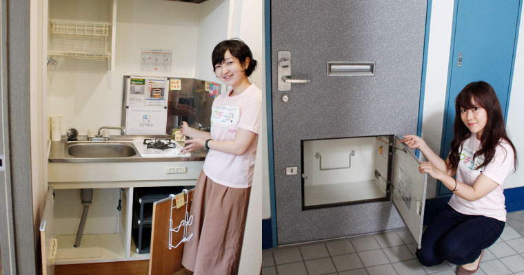 左：一人暮らし用のキッチン　右：玄関の外に宅配ボックス付き