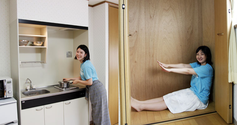 左：電子レンジ・冷蔵庫も使用OK！鍋やザルなどもあります　右：収納も広々！透明の収納ケースの使用も可