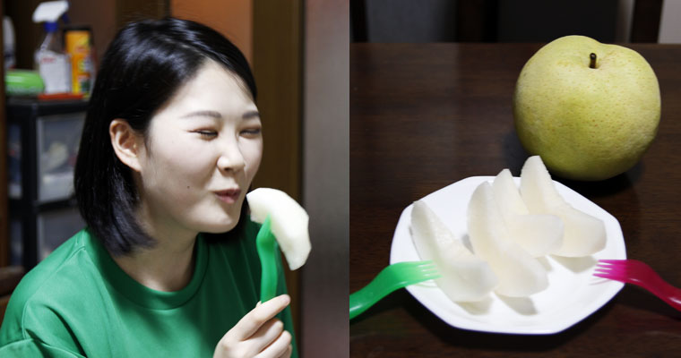 左：美味しそうに頬張るひかる　右：切りたての梨