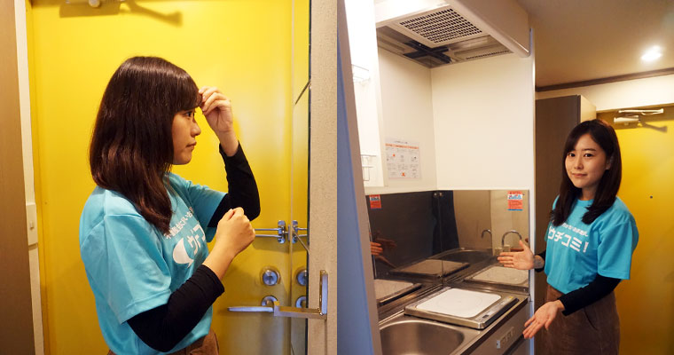 左：玄関前には、鏡とフックが。お出かけ前に身なりをチェックしたい入居者さんに優しい配置　右：キッチンは電気式