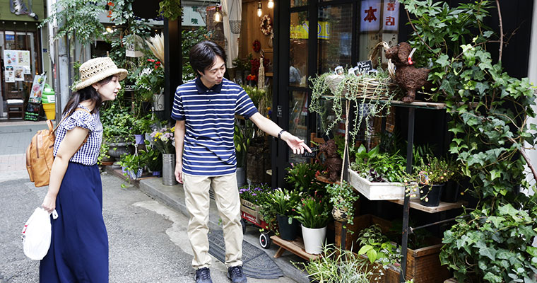 レトロのお店が並ぶ中にたたずむ可愛らしいお花屋さん