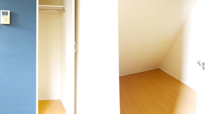 奥行きのある二つのクローゼット