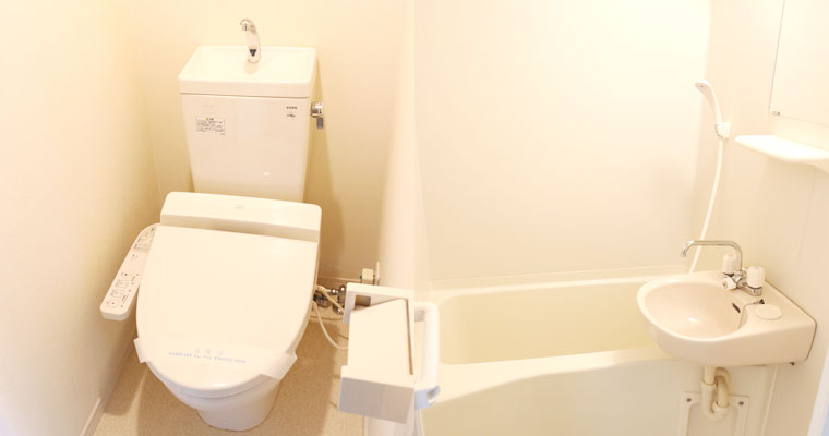 左：トイレはウォッシュレット付き　右：風呂・トイレ別だから、ゆったりと湯船に浸かれる