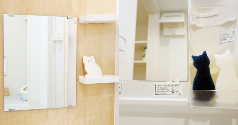 左：お風呂の猫　右：洗面所の猫